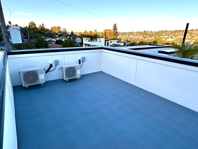 Foto del edificio - Magnolia newer 2Bed 2Bath Townhouse with Rooftop Deck