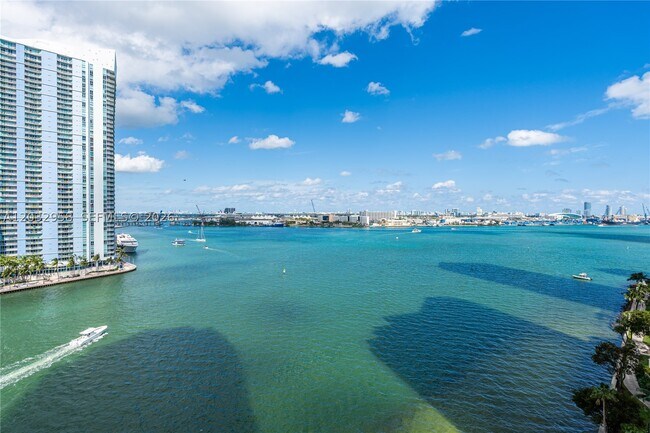 Foto del edificio - 900 Brickell Key Blvd