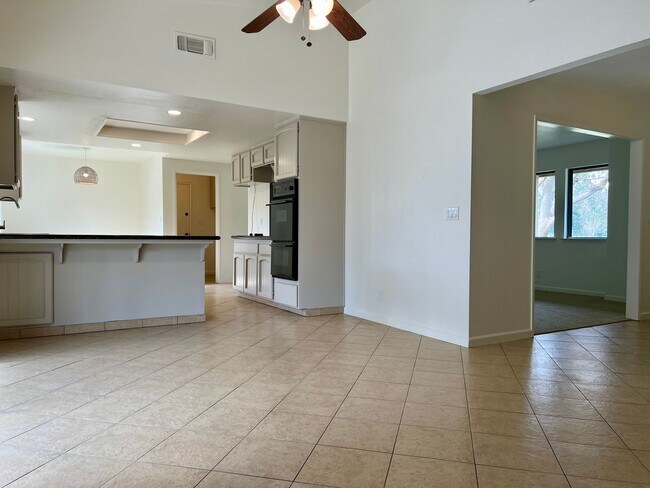 Foto del edificio - 3 Bed 2 Bath 3 Car Garage in Granite Bay with an Optional Fenced Pasture