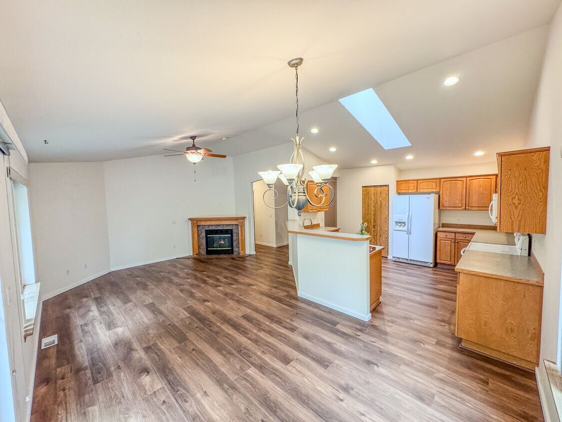 Building Photo - Beautiful, spacious home in Spanaway neighborhood. COMING SOON