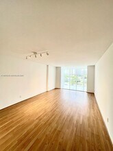 Building Photo - 800 Parkview Dr