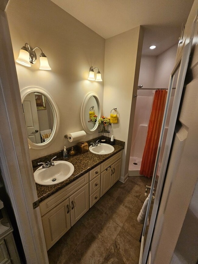 Foto del edificio - 3 bdrm 2.5 bath in downtown area