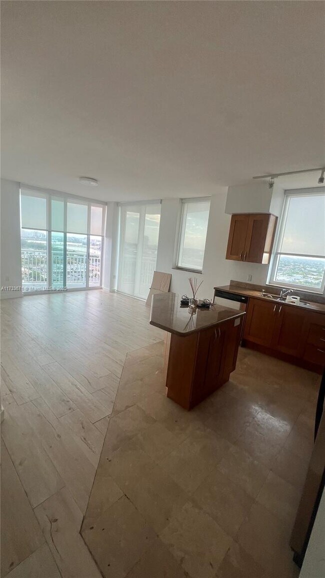 Foto del edificio - 1745 E Hallandale Beach Blvd