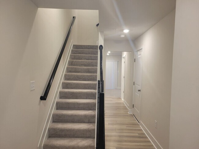 Foto del edificio - Stunning 3 BR/3 Full BA & 2 Half BA Townho...