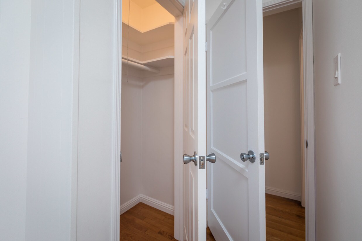 Foto principal - 5920 S Fairfax Ave