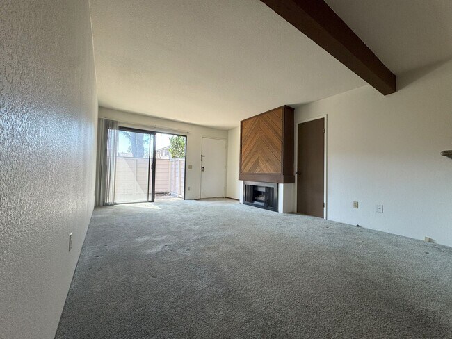 Building Photo - 2 Bedroom 1 Bathroom Condo In Sierra Mesa
