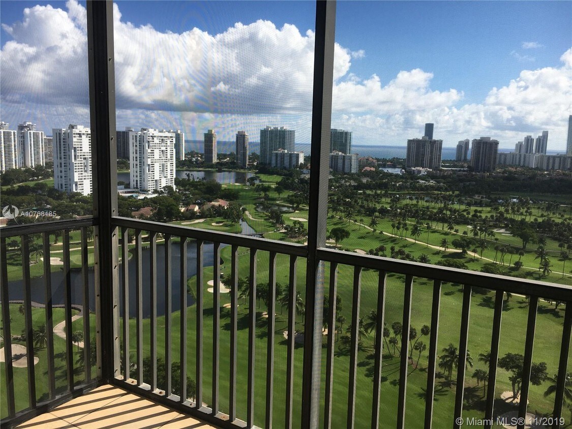 Foto principal - 20335 W Country Club Dr