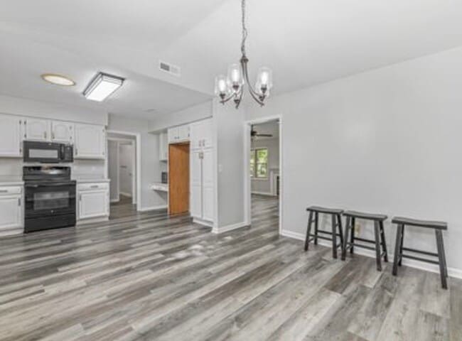 Building Photo - 400 Killarney Dr