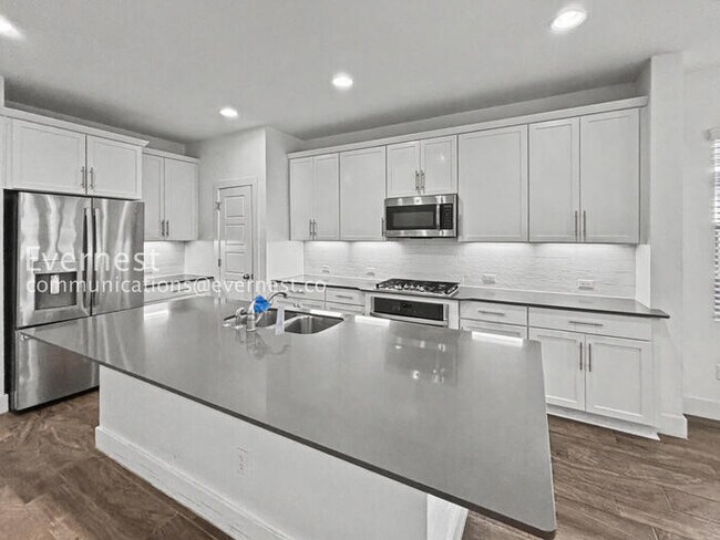 Building Photo - 3 Bed, 2 Bath Home with Fenced Yard & Garage / Pet-Friendly / Available Now!