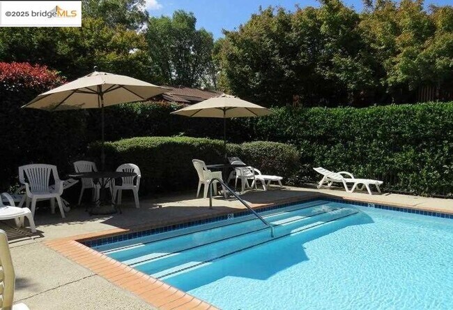 Foto del edificio - 1455 Latour Ln