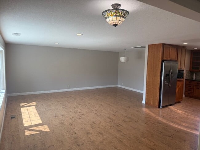 Building Photo - Massive 4-Bedroom home in Quiet Green Vall...