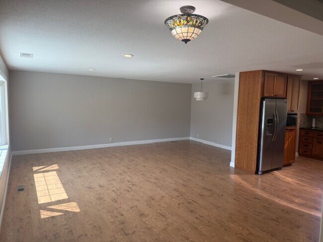 Foto del edificio - Massive 4-Bedroom home in Quiet Green Vall...