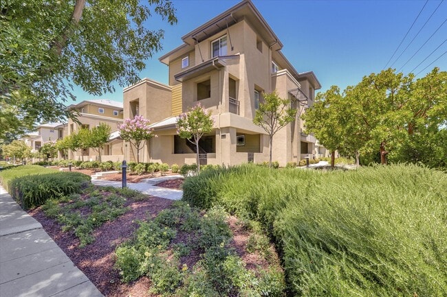 Foto del edificio - 3732 Feather Ln