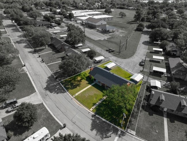 Building Photo - AVAILABLE NOW!