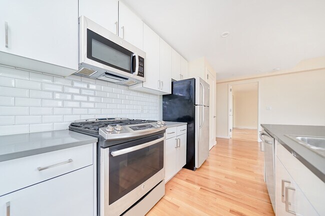 Foto del edificio - Gorgeous Two Bedroom with Floor to Ceiling Windows