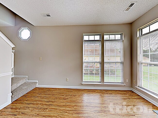 Foto del edificio - 5337 Timbertop Ln