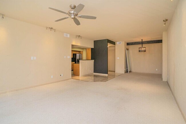 Foto del edificio - 5200 Keller Springs Rd