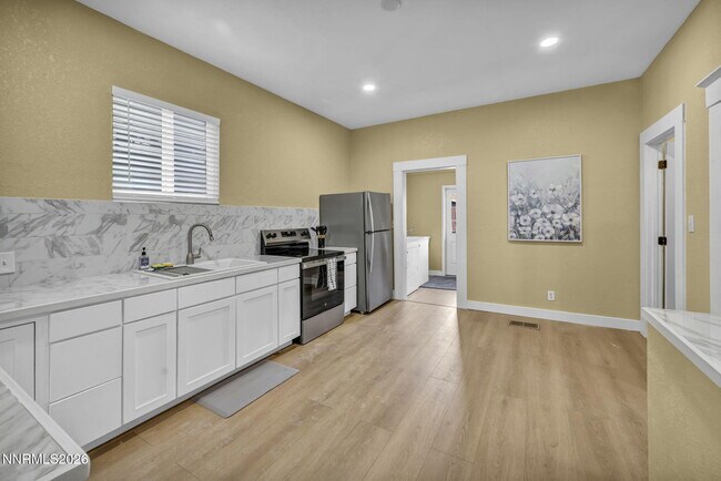 Foto del edificio - 33 W 8th St