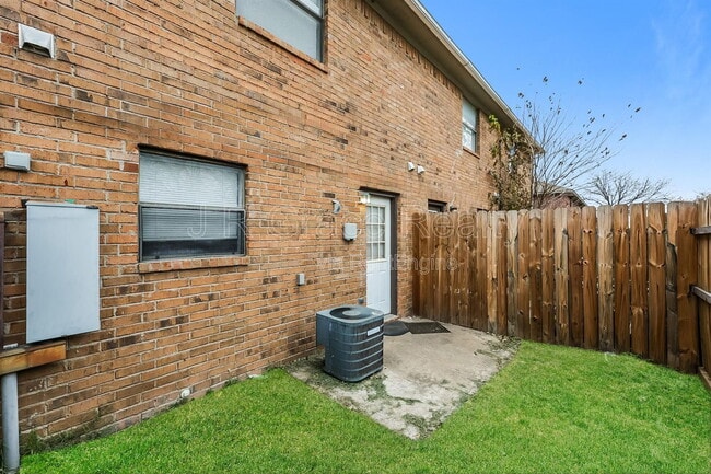 Building Photo - 5905 Shadydell Dr