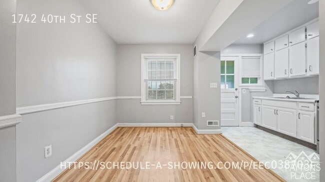 Building Photo - Vintage Townhome in with great yard space
