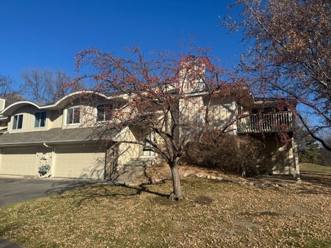 Foto del edificio - Beautifully Updated 3 Bed, 2 Bath, 2 Car Garage End Unit Townhome with Vaulted Ceilings