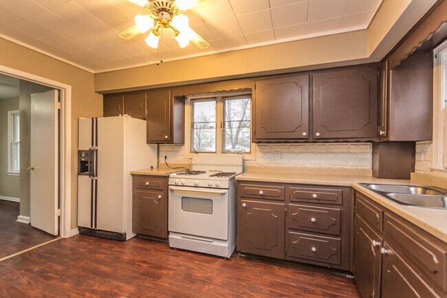 Foto del edificio - Spacious 4 bedroom 1 bath home- Located on...