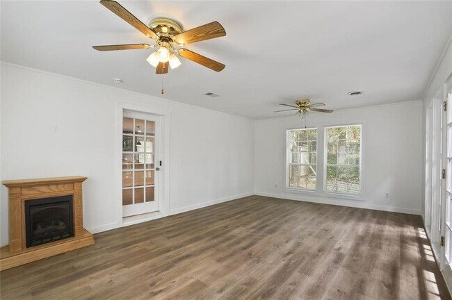 Foto del edificio - 1811 Mary Lou Ln SE