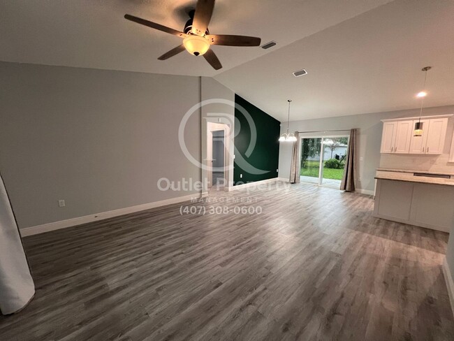 Foto del edificio - Beautiful 3 Bedrooms, 2 Bathrooms, 2 Car G...