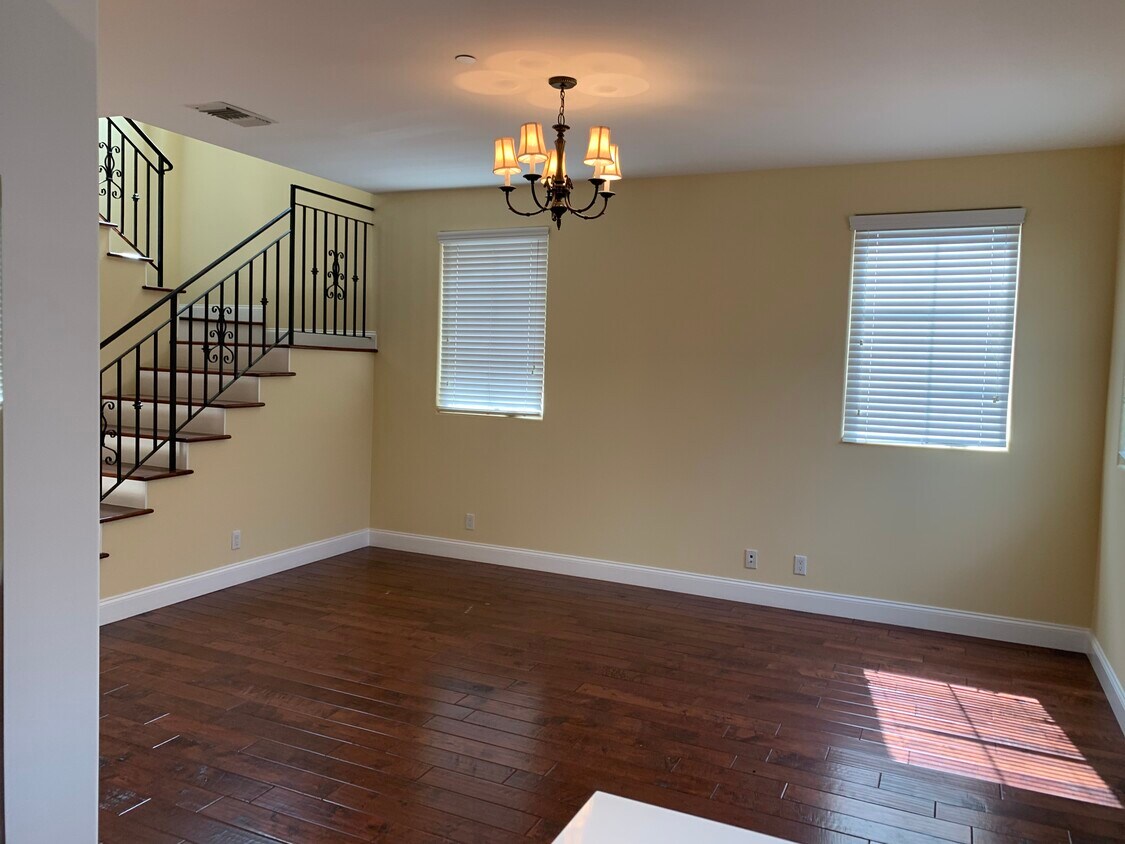 La sala de estar se abre a la cocina. - 1348 N Stanley Ave