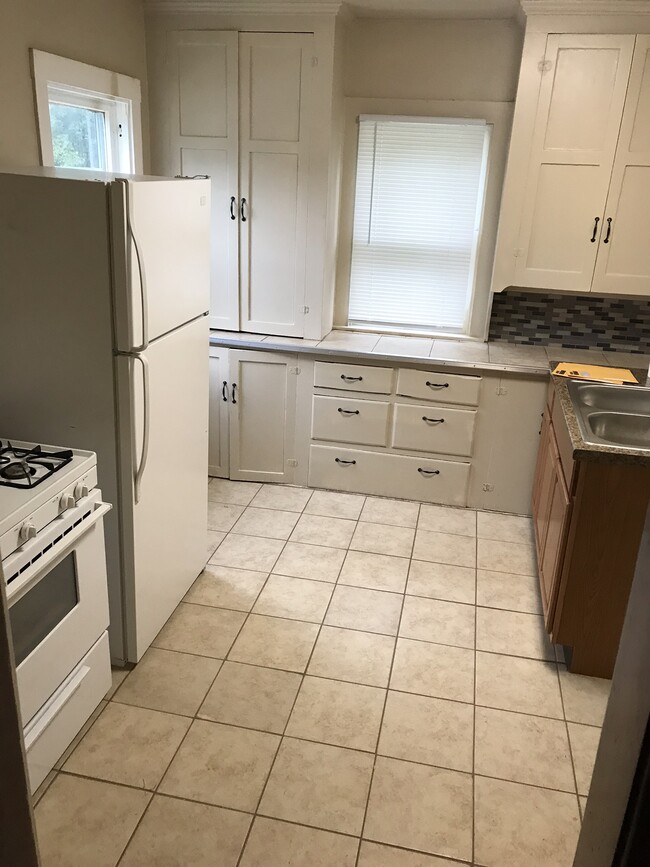 Kitchen - 621 N Independence Ave