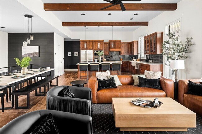 Foto del edificio - 323 Deer Creek Rd