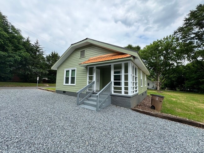Building Photo - 2/1 House currently being remodeled. Shoul...