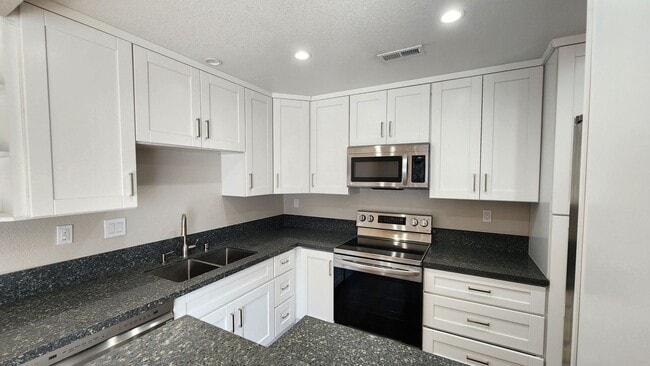 Building Photo - 1 Bedroom Condo West of I-5 in Del Mar