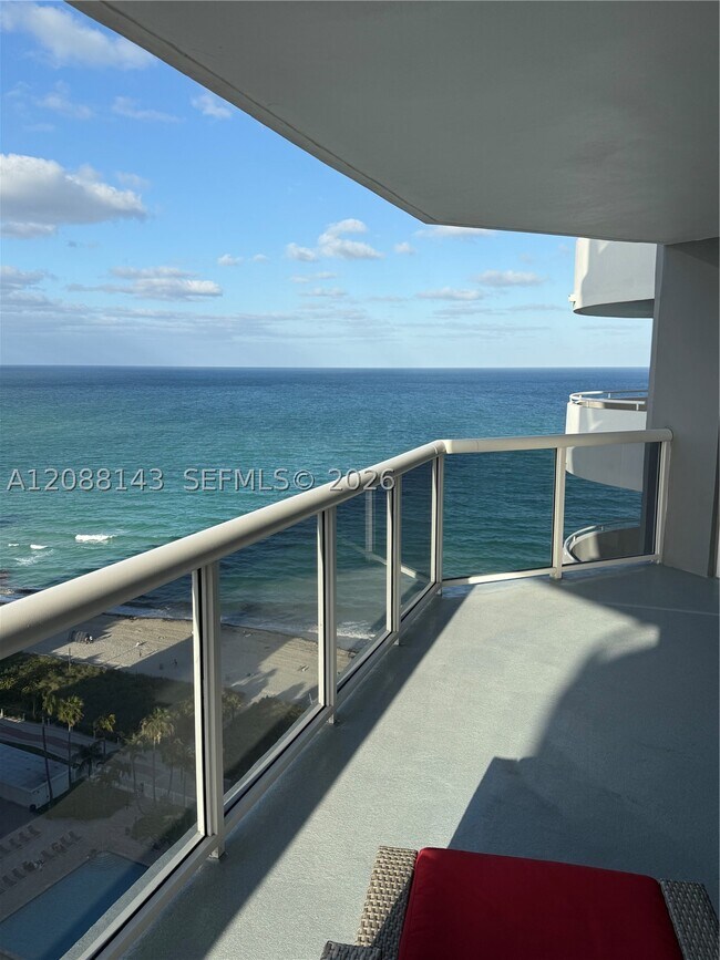 Foto del edificio - 6301 Collins Ave
