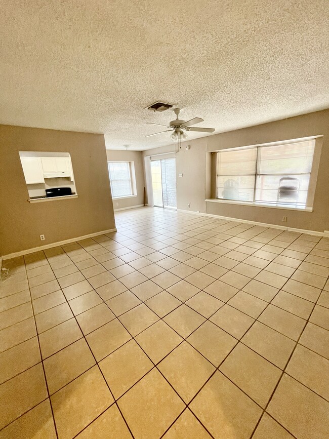 Foto del edificio - 1078 Honey Tree St