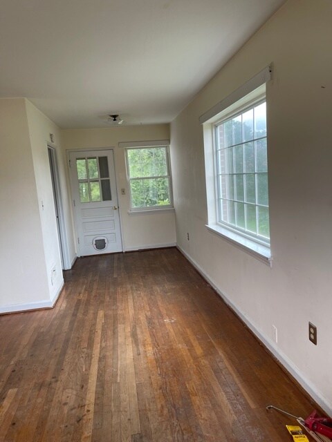 Dining Room/Large picture window - 1305 Longwood Ave
