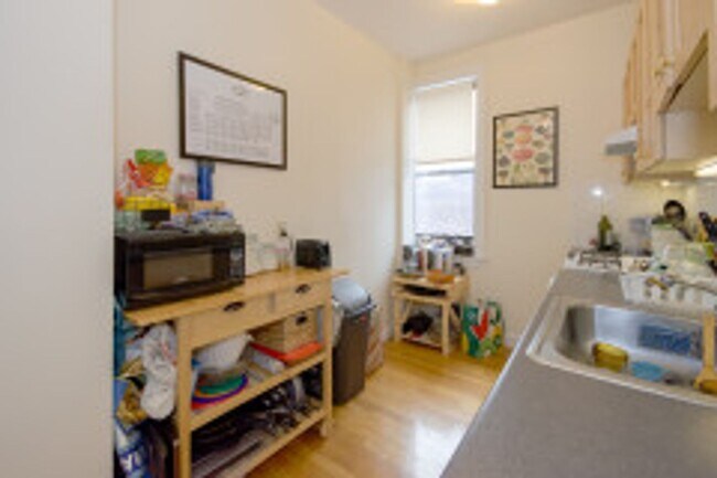 Foto del edificio - Spacious, Sunny, Updated Allston 2 Bed on Comm Ave for December 1st.  NO FEE