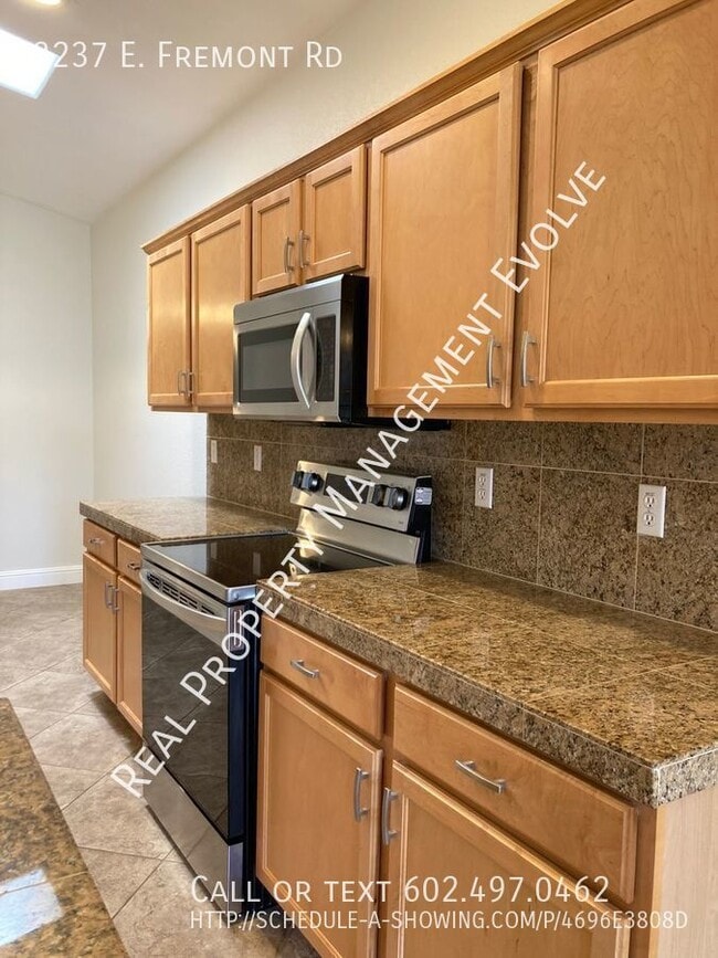 Building Photo - Ravenswood Gated Community!