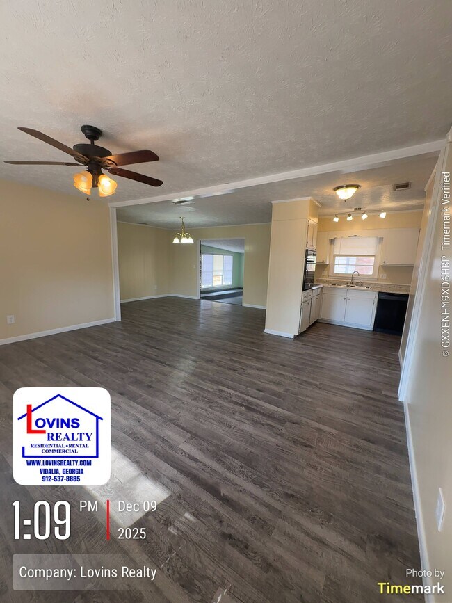 Foto del edificio - 2106 N Maple Dr