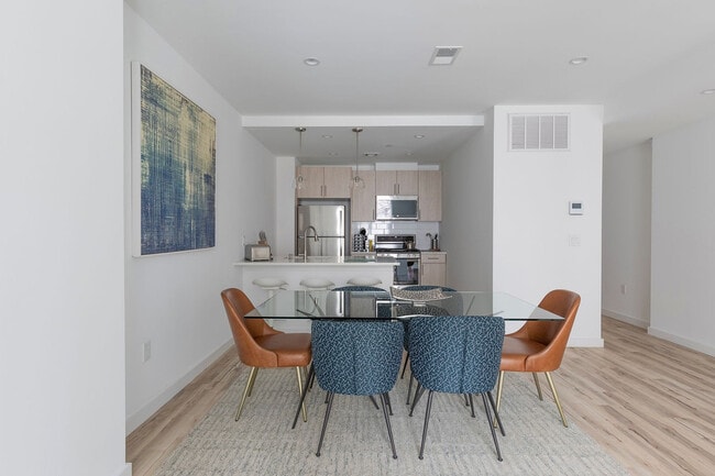 Foto del edificio - 300 Marshall Dr