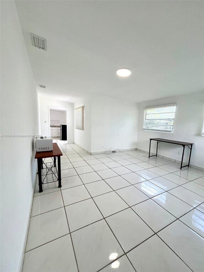 Foto del edificio - 1666 NE 183rd St