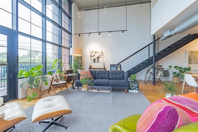 Building Photo - 1025 S Shepherd Dr