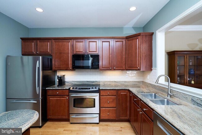 Foto del edificio - 138 Whispering Oaks Dr