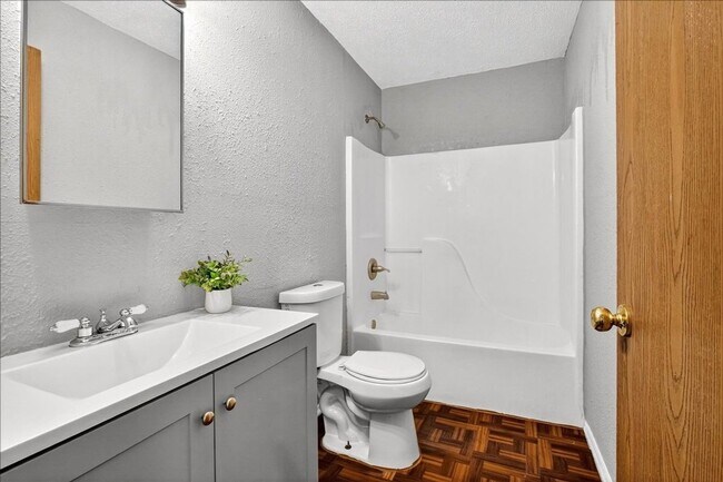 Foto del edificio - Charming 3BR House in Alton