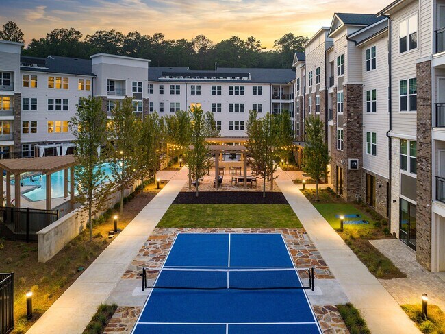 Patio y pickleball - Overture Tributary 55+ Active Adult Apartment Homes