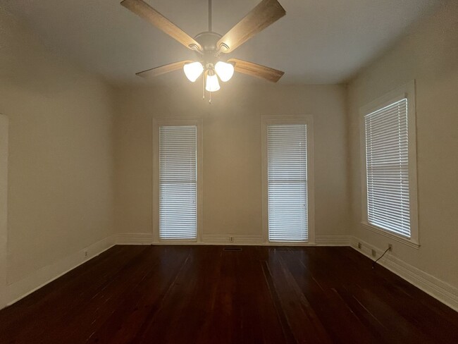 Building Photo - One Bedroom Apartment Off of Tattnall Squa...