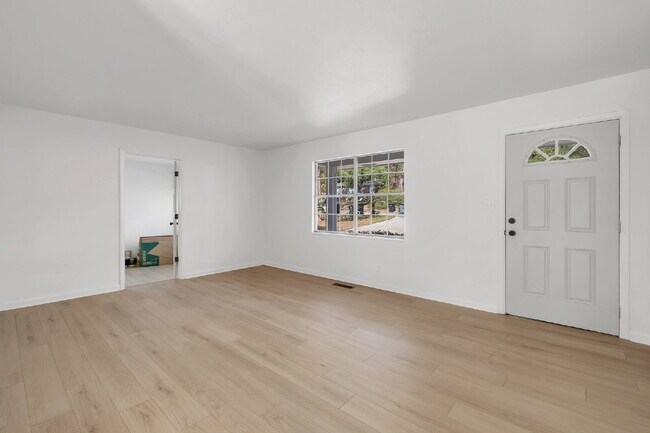 Foto del edificio - Freshly Remodeled 4 Bedroom 2 Bathroom Single Family Home.