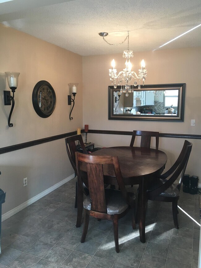 Photo du bâtiment - 3 Bed 1.5 Bath Unit in Didsbury, AB