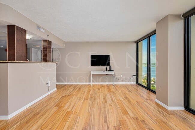 Foto del edificio - Location, Location, Location