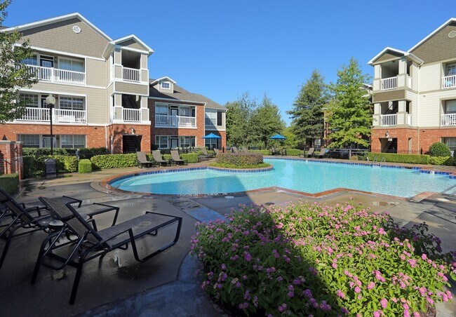 Amplia terraza junto a la piscina con tumbonas - Reserve At Steele Crossing